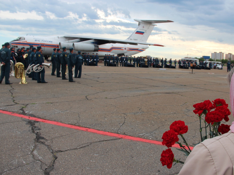 Церемония прощания с погибшим экипажем Ил-76 в аэропорту города Иркутска, 5 июня 2016