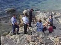 Видеозапись конфликта отдыхающих с правоохранительными органами уже попала в интернет. На кадрах видно, как стражи порядка подходят к туристам, расположившимся на каменистом пляже, и требуют от них покинуть территорию заповедника
