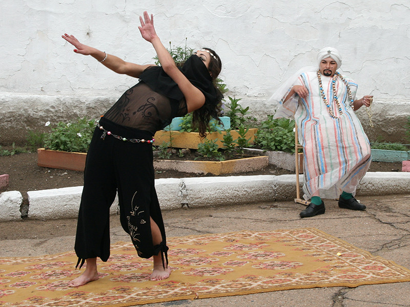 В женской исправительной колонии N7 в Бурятии, где бытует традиция ежегодно в середине лета праздновать День Нептуна, сопровождаемый различными состязаниями осужденных, на этот раз конкурс решили сделать полностью танцевальным