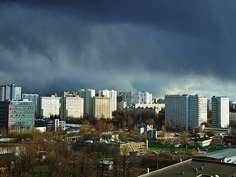 В понедельник вечером в Москве ожидается гроза, сильный дождь, шквалистое усиление ветра при грозе с порывами 12-17 метров в секунду