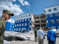 Здание казармы учебного центра Воздушно-десантных войск в поселке Светлый Омской области, где произошло обрушение перекрытия второго этажа, 14 июля 2015 года