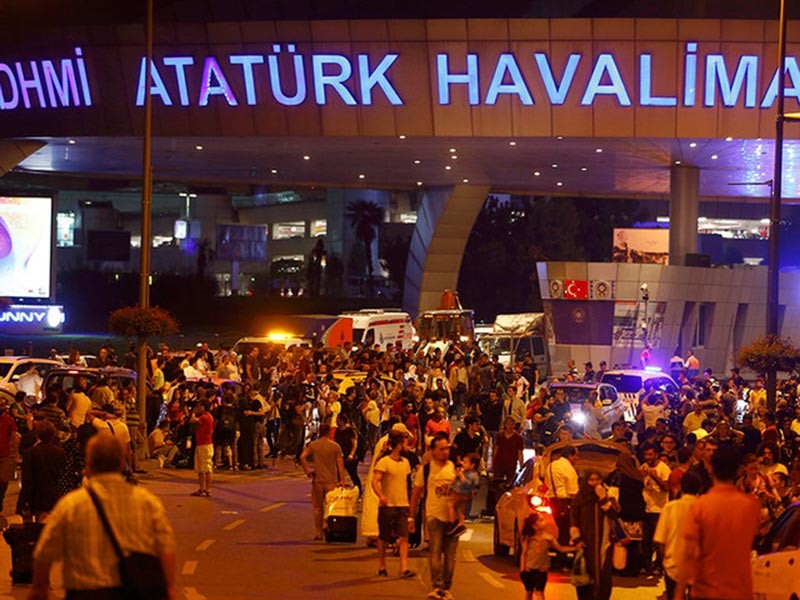 28 июля 15 "бисеринок" в возрасте 11-12 лет вместе с педагогом оказались в стамбульском международном аэропорту имени Ататюрка в момент, когда там был совершен теракт, унесший жизни 43 человек. Девочки и преподаватель были в "зеленой зоне" и не пострадали
