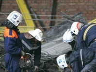 Спасатели МЧС ликвидируют последствия обрушения перекрытий в торговом комплексе города Кемерово
