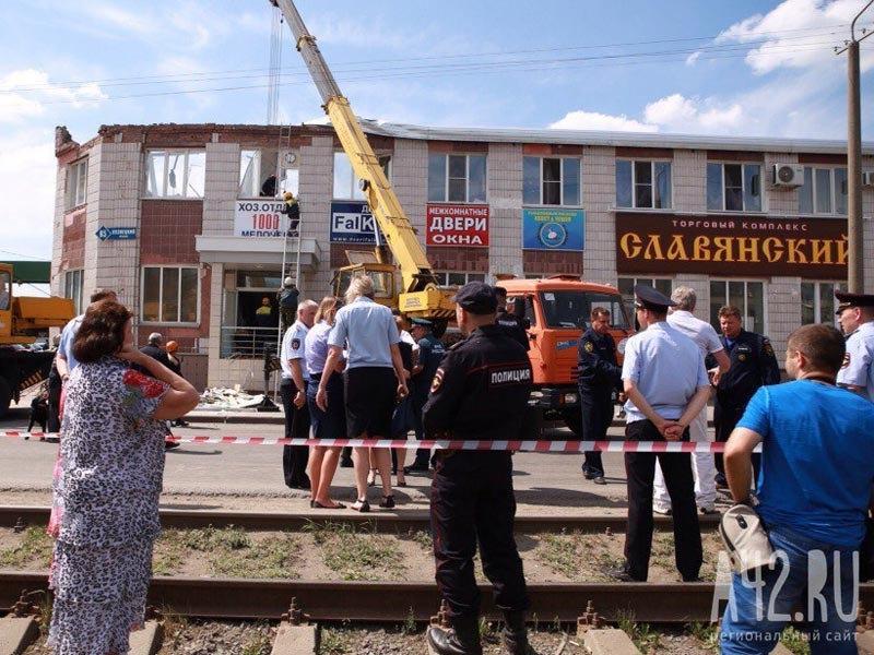 В городе Кемерово произошло частичное обрушение здания местного торгового комплекса. Под завалами оказались несколько человек