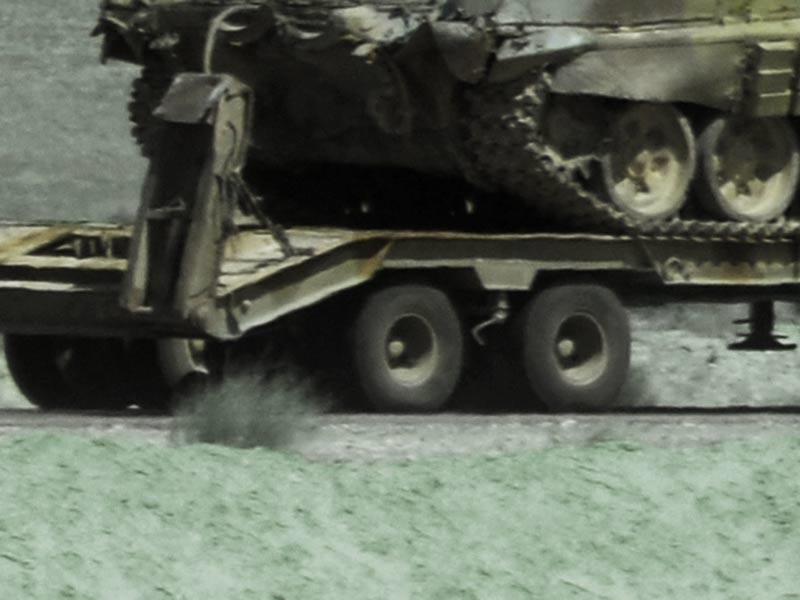 В Калининградской области в результате дорожно-транспортного происшествия с трассы в кювет съехал тягач, перевозивший танк