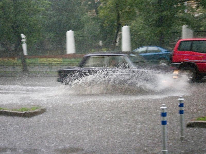 После дождя, прошедшего в Москве 27 июля, в отвечающую за столичную сеть водоотведения госкомпанию "Мосводосток" поступило более 60 заявок о подтоплениях