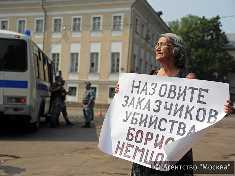 К суду приехали сторонники убитого политика со значками "Немцов мост", несколько человек по очереди вставали с одиночными пикетами и разворачивали большие плакаты с требованием найти заказчиков убийства