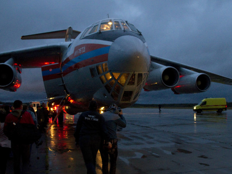 Возле аэродрома Раменское, где базировался разбившийся Ил-76 МЧС, образовался стихийный мемориал