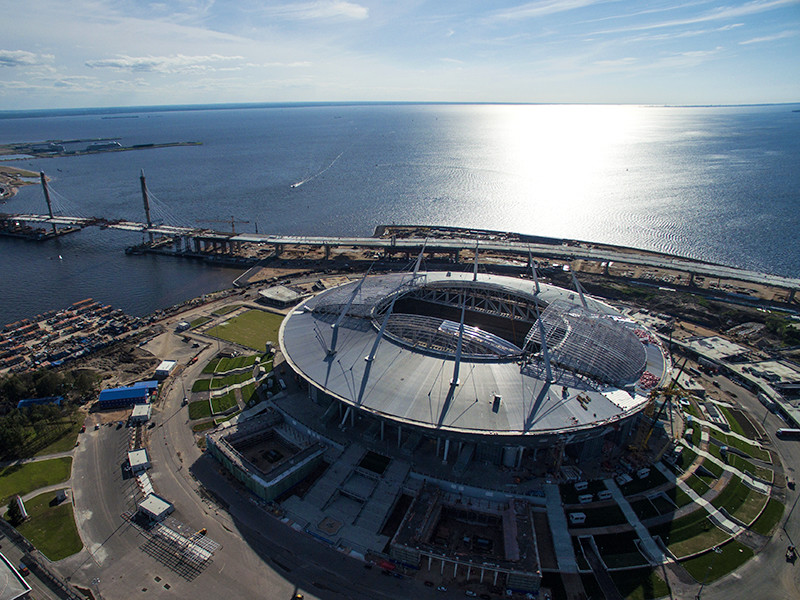 В Санкт-Петербурге сильным ветром оторвало часть подшивки свесов кровли строящегося стадиона "Зенит-Арена" на Крестовском острове