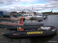 Активисты российского отделения экологической организации Greenpeace заявили о беспрецедентном давлении на членов своей экспедиции, собравшейся расследовать нарушения при сооружении нефтяного терминала на Таймыре. Экологов фактически блокировали в Дудинке