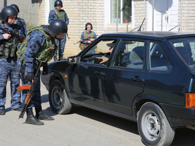 Неизвестные обстреляли из гранатомета полицейских в Дагестане