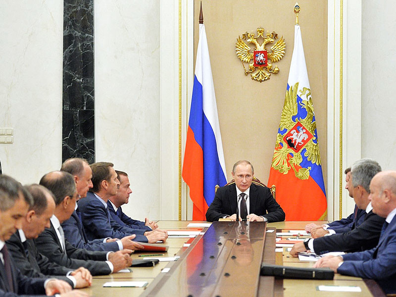 Президент Владимир Путин провел оперативное совещание с постоянными членами Совета безопасности страны, в ходе которого обсуждались дополнительные меры обеспечения безопасности граждан и жизненно важных объектов инфраструктуры Крыма