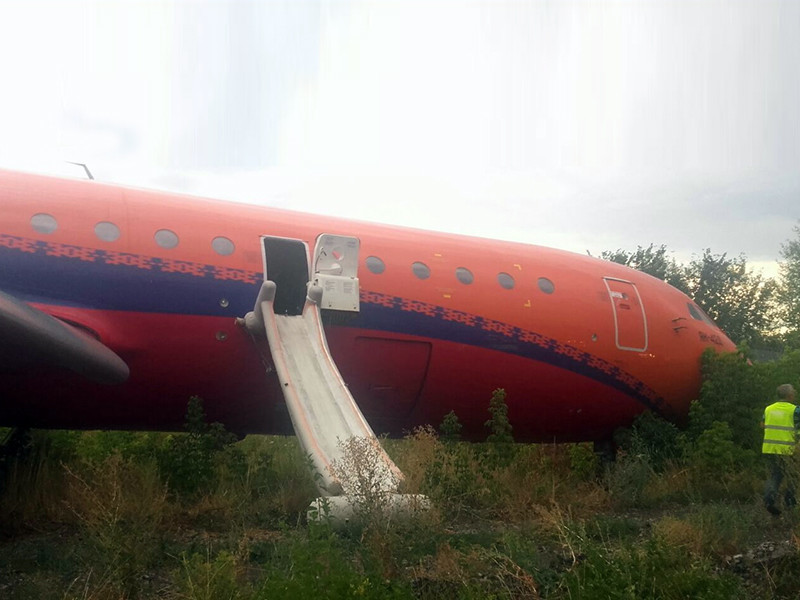 12 августа в международном аэропорту Уфы прилетевший из Сочи самолет Як-42 авиакомпании "КрасАвиа" при посадке в сложных погодных условиях выкатился за пределы взлетно-посадочной полосы на 400 метров и завалился на правое крыло