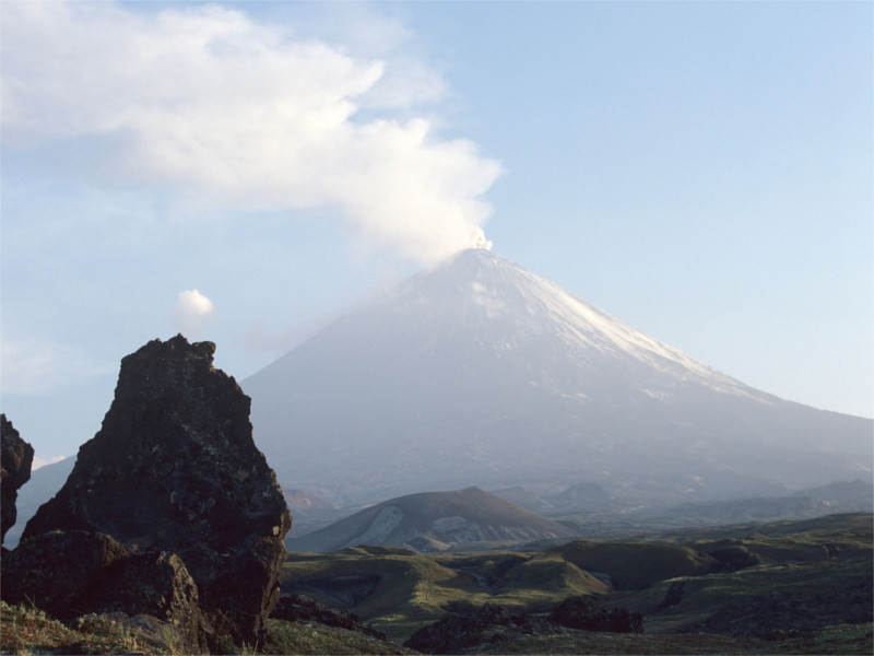 Вулкан Ключевской на Камчатке выбросил пепел на высоту 7 км