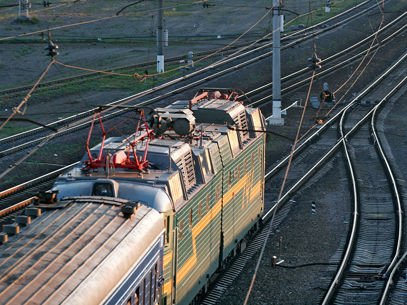 Пассажирский поезд, следовавший из Адлера в Санкт-Петербург, на полном ходу распался на две половины из-за внезапно разъединения вагонов в Вороженской области