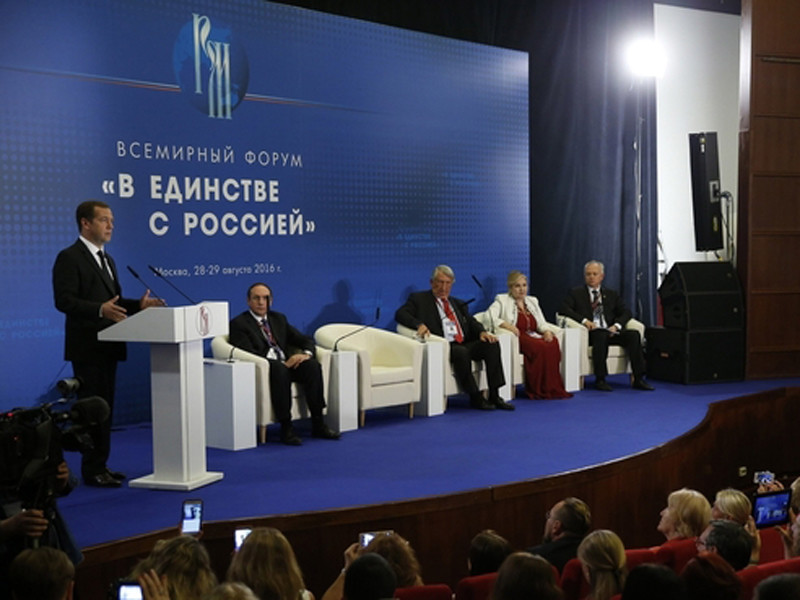 Медведев пообещал подумать об упрощении выдачи российского гражданства