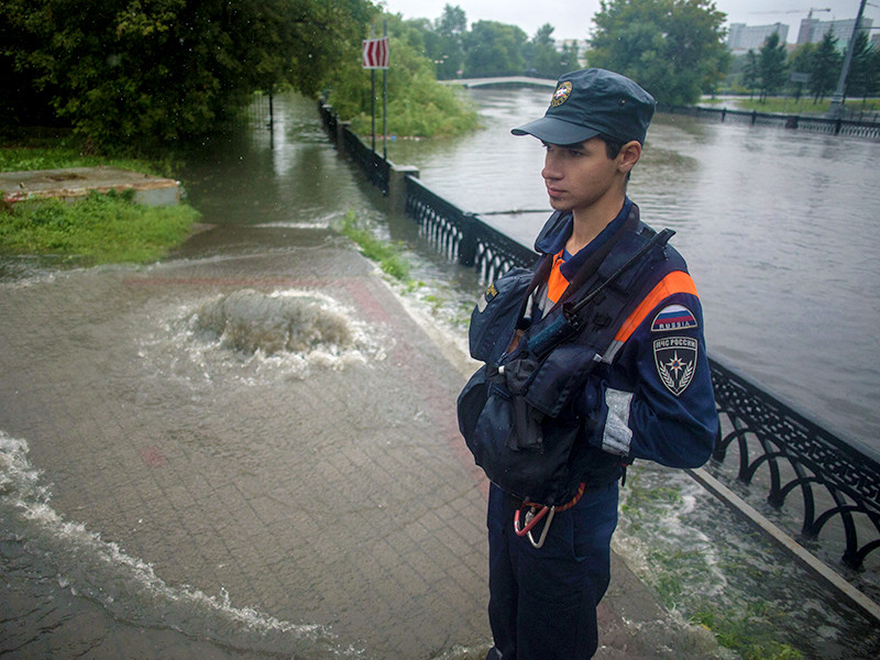 В Москве проливные дожди парализовали движение автотранспорта на десятках улиц. К утру понедельника в российской столице выпало рекордное количество осадков, составившее более 60% месячной нормы