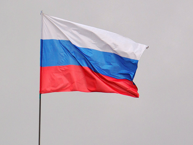 Вывесить государственный флаг РФ "в качестве украшения" своего дома, балкона, крыльца и т.д согласились бы 45% участников нынешнего опроса, не готовы на это - 51% (в 2013 году было по 48 %)