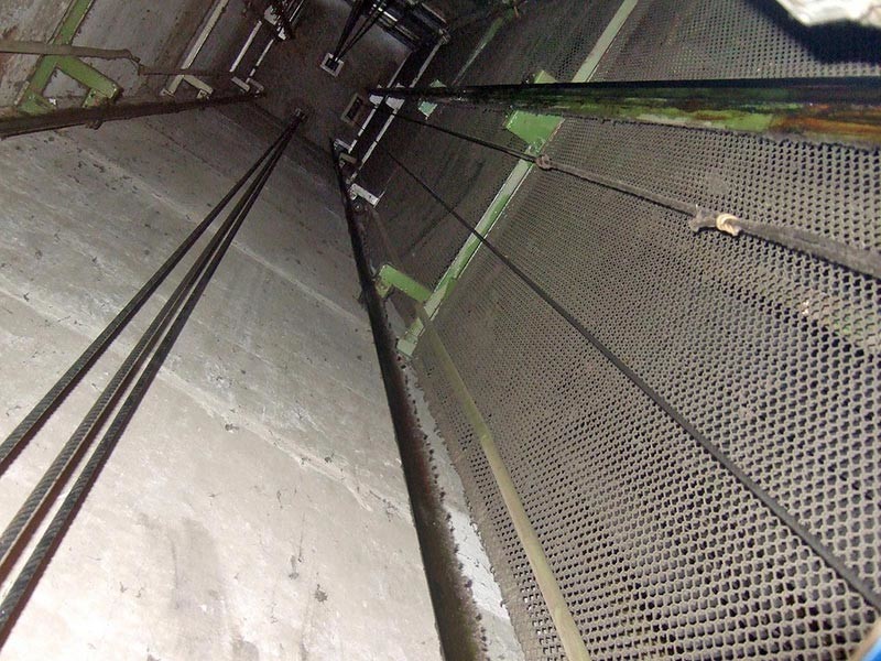 В Омске лифт с людьми упал на четыре этажа. По факту ЧУ проводится доследственная проверка