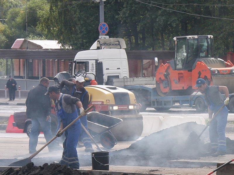 В Астрахани строителей, нанятых жильцами дома, оштрафовали за ремонт дороги