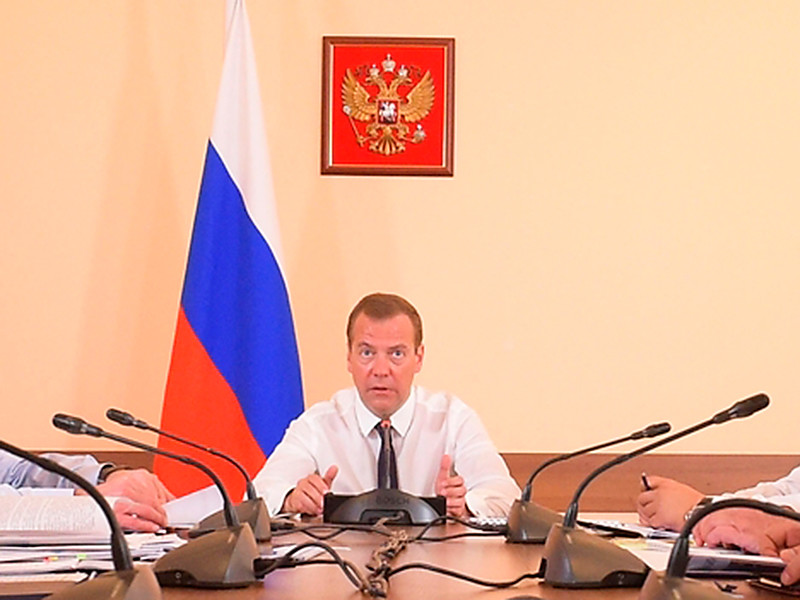 Медведев пожалел, что диверсия в Крыму санкционирована властями "близкой нам страны"