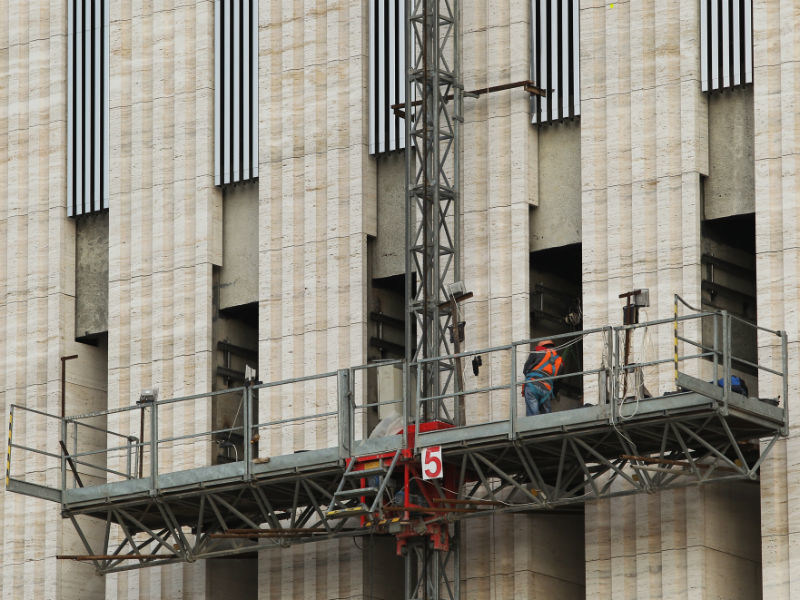 Во время капитального ремонта балконов дома номер 120 на Ленинском проспекте в Санкт-Петербурге рухнула "люлька", в которой находились шестеро рабочих. Четверо были госпитализированы, трое из них находятся в тяжелом состоянии, сообщили в МЧС