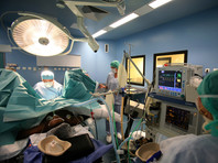 На фото: французский доктор Пьер Фолд проводит реабилитационную операцию женщине, пострадавшей от обрезания