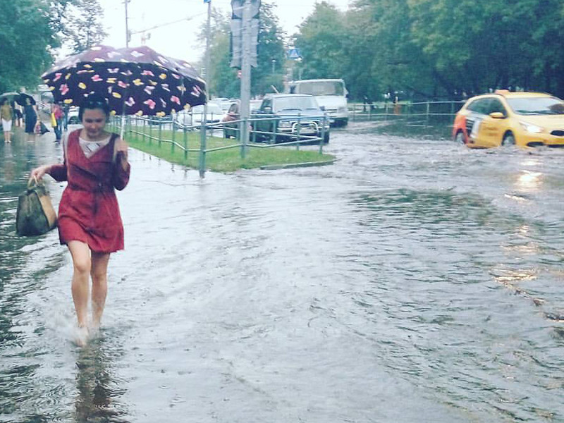На Москву уже во второй раз за неделю обрушились ливневые дожди. Мосводосток получил более 70 заявок на устранение скоплений дождевой воды на городских улицах