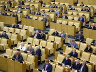 В документе отмечается, что в предстоящих парламентских выборах из-за ограничения политической конкуренции предприняли попытку принять участие лишь треть от числа зарегистрированных в России политических партий - 25 из 74 (34%)