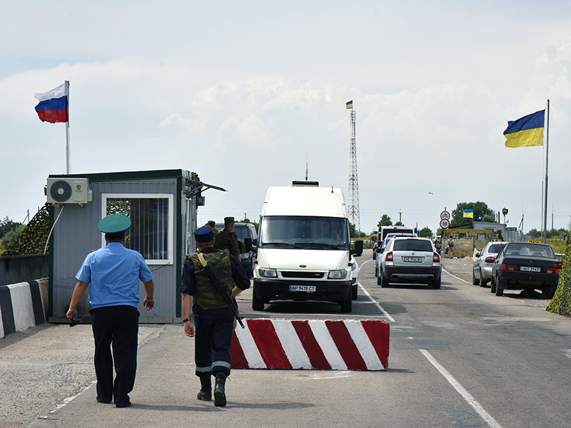 Во время стрельбы на границе Крыма и Украины в районе Армянска, которая произошла в ночь на 7 августа при задержании сотрудниками ФСБ подозреваемых в попытке организовать теракты, под обстрел попал автомобиль с двумя мирными жителями