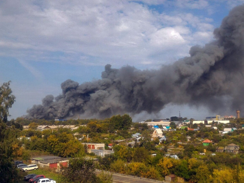 В Барнауле произошел крупный пожар на складе производителя пластиковых окон. Погибших и пострадавших нет, однако город окутал едкий черный дым