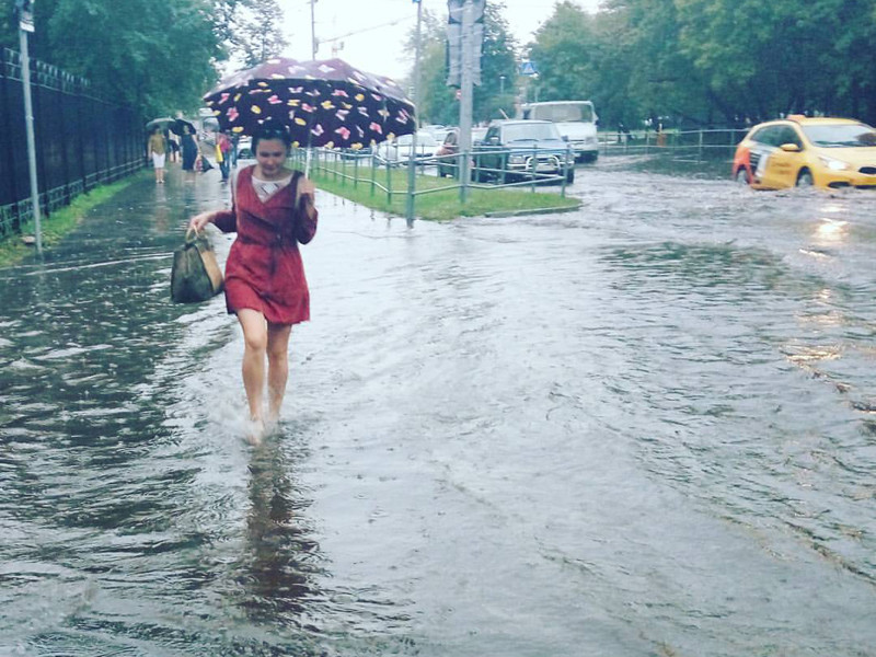 Многочисленные затопления на улицах Москвы на прошлой неделе из-за обильных осадков стали следствием того, что ливневая канализация в столица строилась "не под тропические ливни"