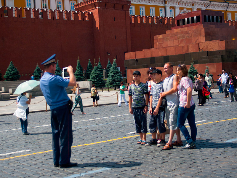 Путин поручил сделать Кремль более открытым для туристов