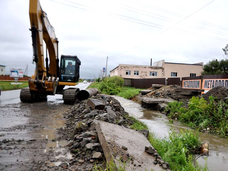 В Приморье коммунальные и оперативные службы устраняют последствия циклона, обрушившегося на край накануне
