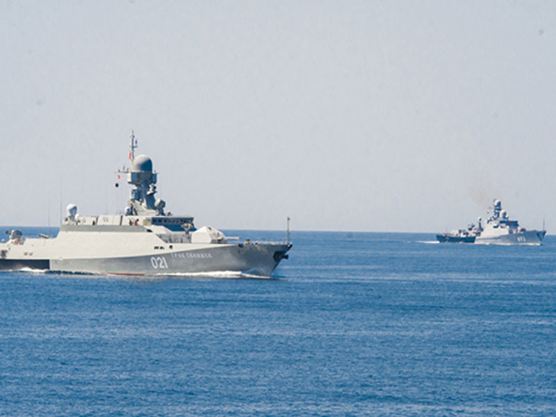 Корабли Каспийской флотилии (КФл) уничтожили "минные заграждения" в Каспийском море в рамках внезапной проверки боеготовности войск