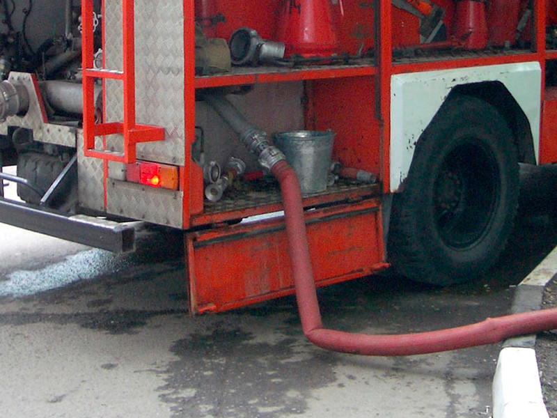 Тюменские пожарные из-за размытой дороги не смогли потушить школу с печным отоплением
