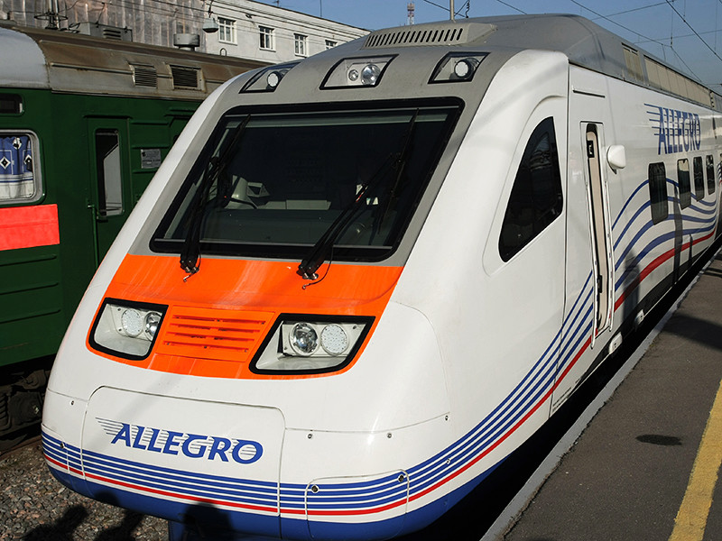 Поезд "Аллегро" врезался сегодня в упавшее на железнодорожные пути дерево, когда направлялся из Санкт-Петербурга в Хельсинки