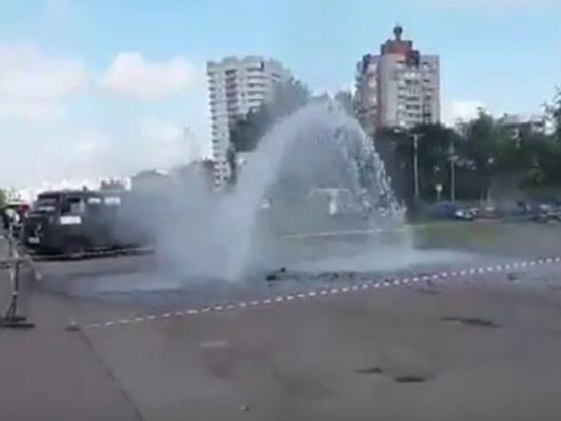 В Ярославле на проспекте Машиностроителей произошло ЧП: из-под асфальта пробился сильный фонтан воды, повредивший несколько автомобилей