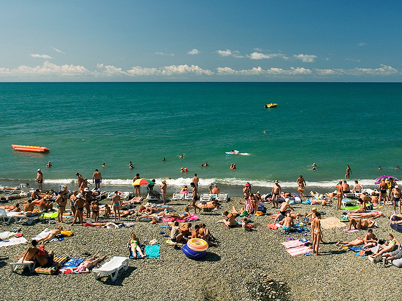 Пляжи Черного моря оказались загружены более чем на 100%, власти Кубани зовут туристов на Азовское