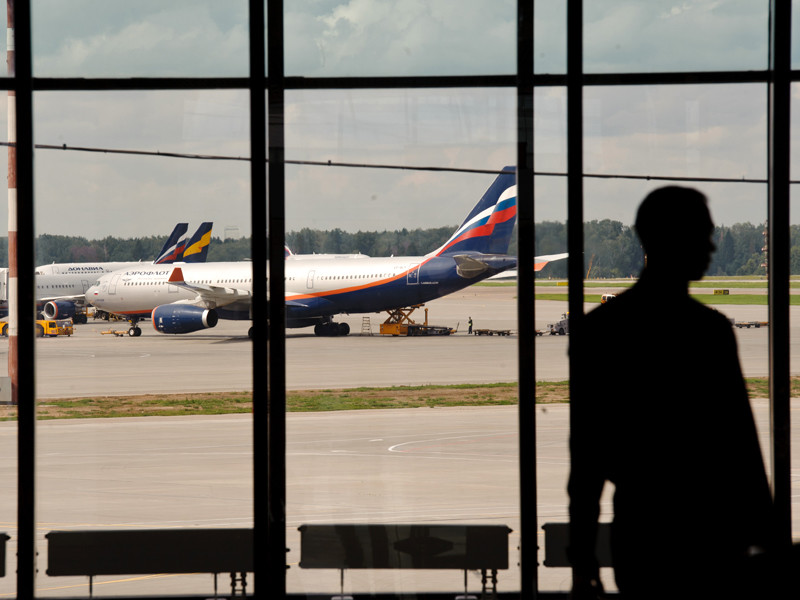 ФССП: "невыездные" россияне смогут оплатить долг прямо в аэропорту, но на самолет все равно опоздают