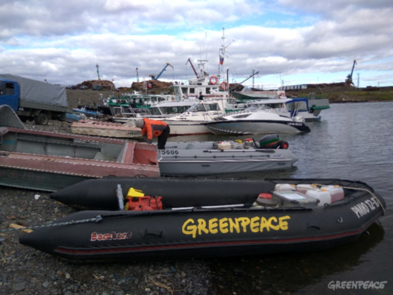 Активисты российского отделения экологической организации Greenpeace заявили о беспрецедентном давлении на членов своей экспедиции, собравшейся расследовать нарушения при сооружении нефтяного терминала на Таймыре. Экологов фактически блокировали в Дудинке