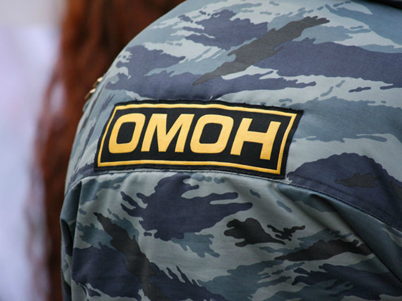 В ночь на 20 августа десятки бойцов ОМОНа заблокировали московский ночной клуб "Конструктор", в котором было около 500 посетителей, сообщает "Медиазона". К заведению подогнали автозак, но информации о задержанных нет