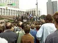 Борис Ельцин выступает у здания правительства РФ, август 1991 года