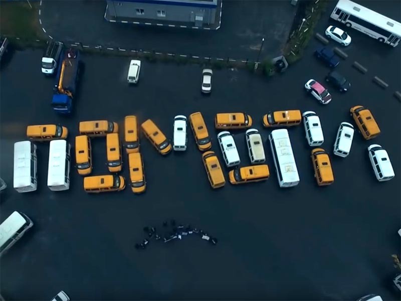 В Старом Осколе оставшиеся без работы водители выстроили автобусы в надпись "Путин, помоги"