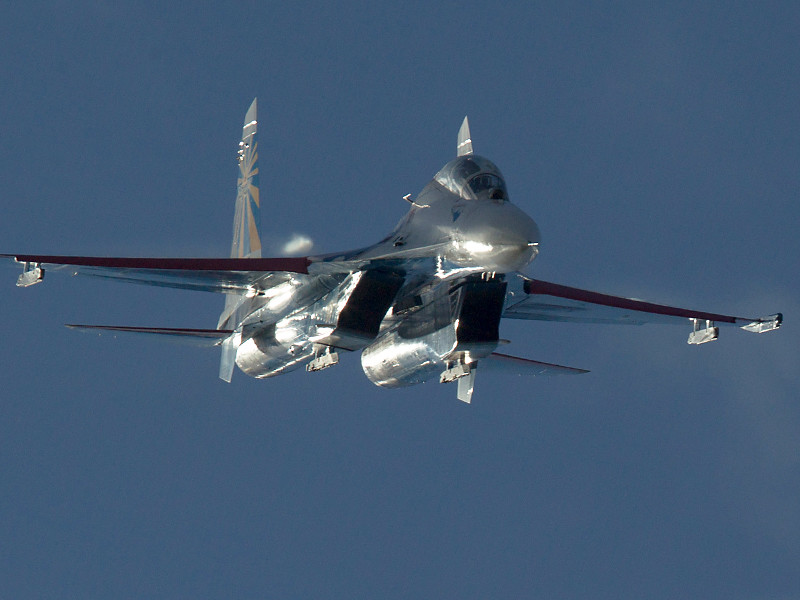 Российский истребитель Су-27 совершил "небезопасный и непрофессиональный" перехват американского самолета-разведчика Р-8 над акваторией Черного моря