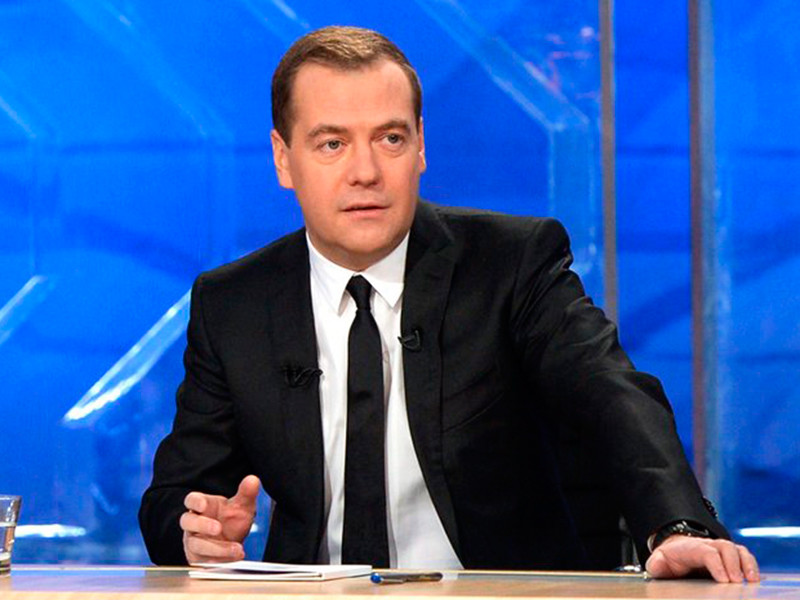 Медведев заявил федеральному ТВ, что автомобиль есть у каждой российской семьи
