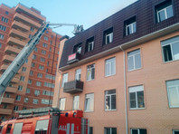 На месте возгорания работали 69 пожарных МЧС РФ и 22 единицы техники