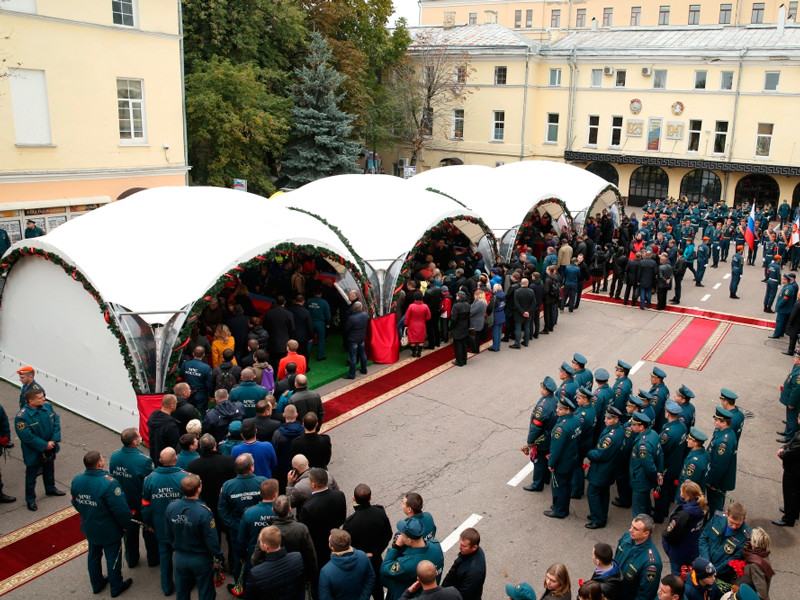 Восьмерых пожарных, погибших при тушении склада в Москве, посмертно наградили орденами Мужества