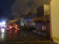 При тушении пожара на складе в Москве пропали до восьми спасателей
