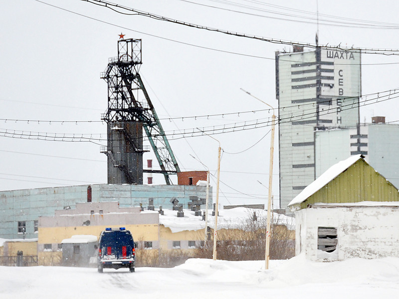 Компания "Воркутауголь" решила временно законсервировать аварийную шахту "Северная" в Воркуте, на которой в конце февраля после взрывов и обрушения горной породы погибли 36 человек